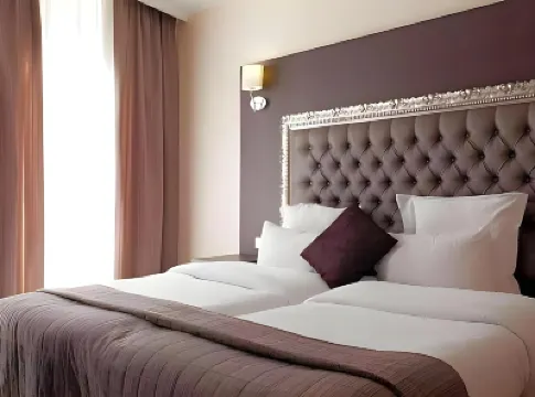 Hôtel Lebron Hotels near Folies Bergère