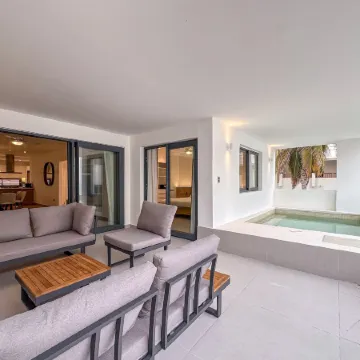 Incredibly Beautiful Condo Just Steps to the Beach