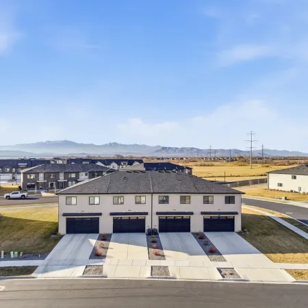 Luxury Townhome! Mountain Views! Family Amenities! Seasonal Pool & Pickleball!