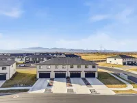 Luxury Townhome! Mountain Views! Family Amenities! Seasonal Pool & Pickleball!