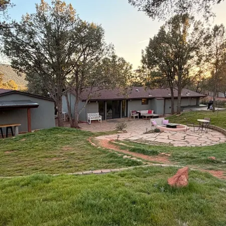 Red rock views ♦ Private access to the forestry ♦ The perfect romantic escape