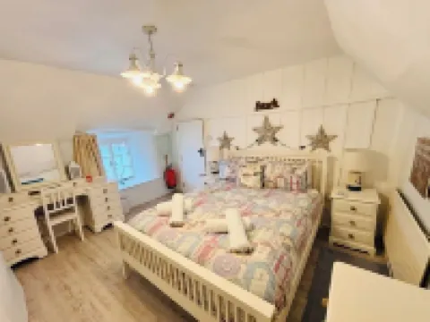 Charming  Listed Thatched Cottage with parking and short walk to sandy beach . Hotels in Crantock
