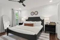 UA & River Run Park - Walk to Dining - 2 King Suites - Fire Pit - Wifi