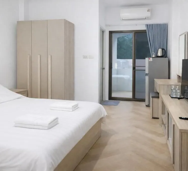 ห้องพักมาตรฐานเตียงใหญ่หรือเตียงแฝดพร้อมระเบียงและวิวเมือง