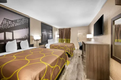 Super 8 by Wyndham Metairie - parking