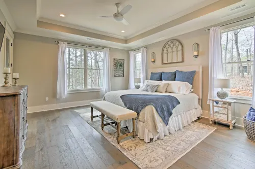 Lake Keowee Home with Balcony and Boat Dock! - parking