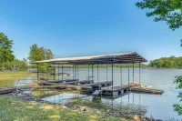 Waterfront Lake Barkley Home w/ Deck & Fire Pit! - 3-Sterne