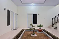 RedDoorz Syariah @ Danesti Homestay Near Bandara Sultan Hasanuddin - Hostels
