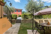 Spacious Deluxe Apartment With Private Garden