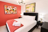 The Pink Flamingo - Roxy Riviera - 3-Star