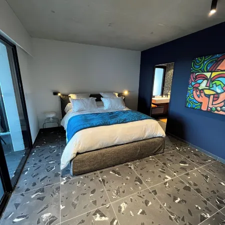 Suite 28
