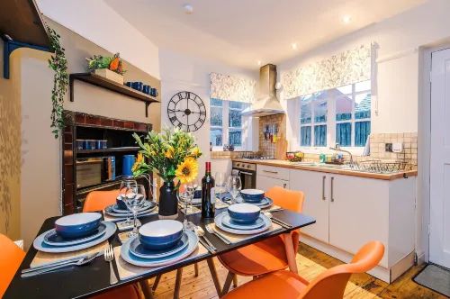Charming City Centre 3 Bed Flat High St Location - 3-Star