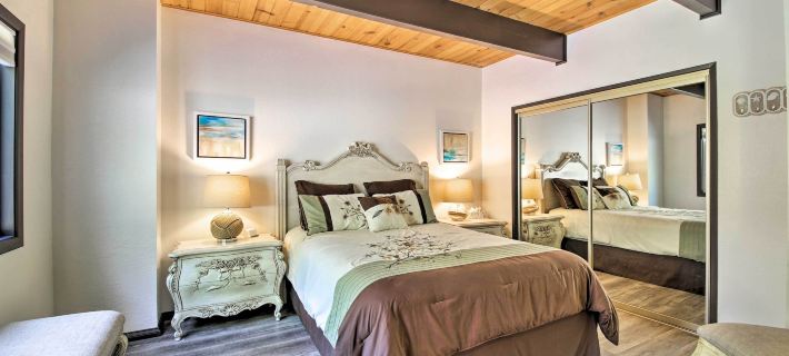 Game Room: Lovely Lake Arrowhead Home! Hotels in Lake Arrowhead