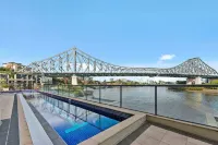 Stunning! 2Bed, 1Bath, 1Car, VIEWS ~ CBD - Jacuzzi