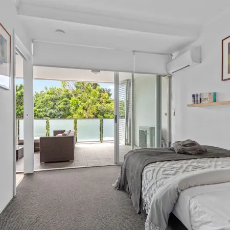 Spacious & Peaceful! 1Bed/2Bath/1Car ~ CBD