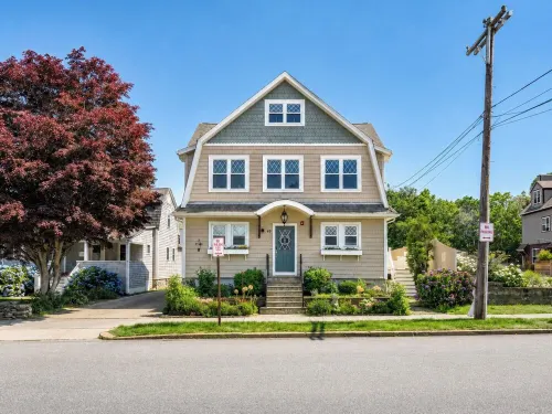 Heart of Jamestown, In town location, 3rd floor suite, B&B style with King Bed - Wifi