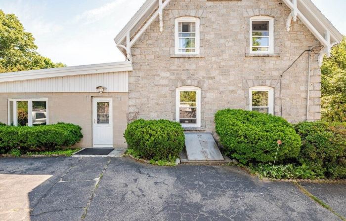 Beautiful 1 Bedroom, 1 Bathroom in Medford with WiFi and AC