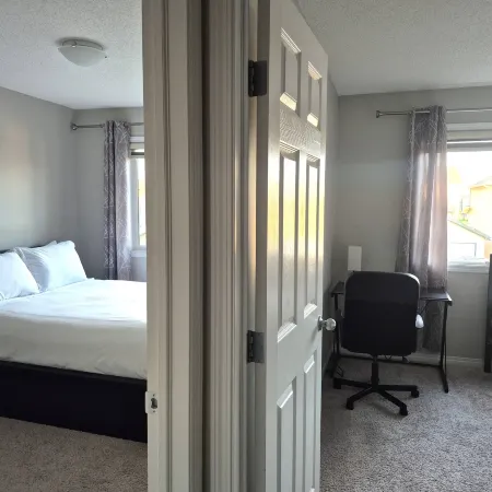 The Southern Comfort - Comfy and Spacious 4BR Home on the park SW EDM, near YEG