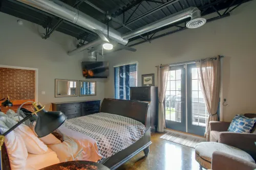Urban Downtown Roanoke Loft w/ Private Hot Tub - 4つ星