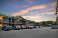 SureStay Plus Hotel by Best Western Salmon Arm - parking