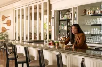 Moana Surfrider, A Westin Resort & Spa, Waikiki Beach - Airport Shuttle