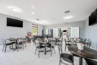 Econo Lodge - 2-Star