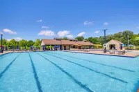 Hot Tub & Barrel Sauna: Lakefront Innsbrook Chalet - 3-Star