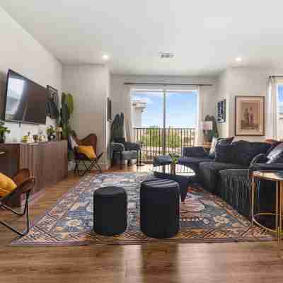 Spacious 2BR Corner Unit w/ Pool SAI 3207 Rooms