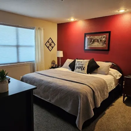 Walk-in Shower /New Decor/ Kings/ Clean/ Indoor-Outdoor Pools/ Golf View on 10th