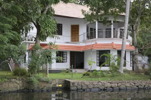 Lovedale Lakeside Homestay Hotels in Muhamma