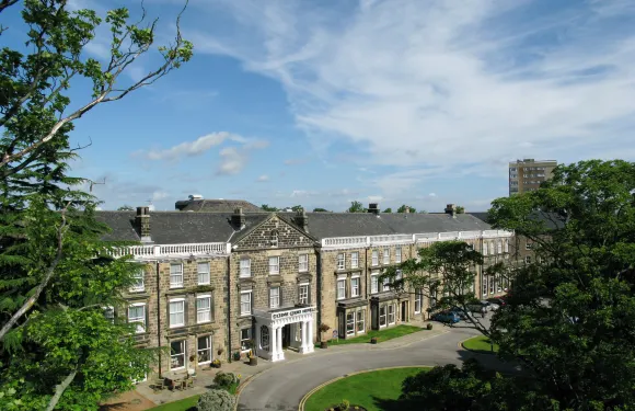 哈羅蓋特雪松庭院酒店