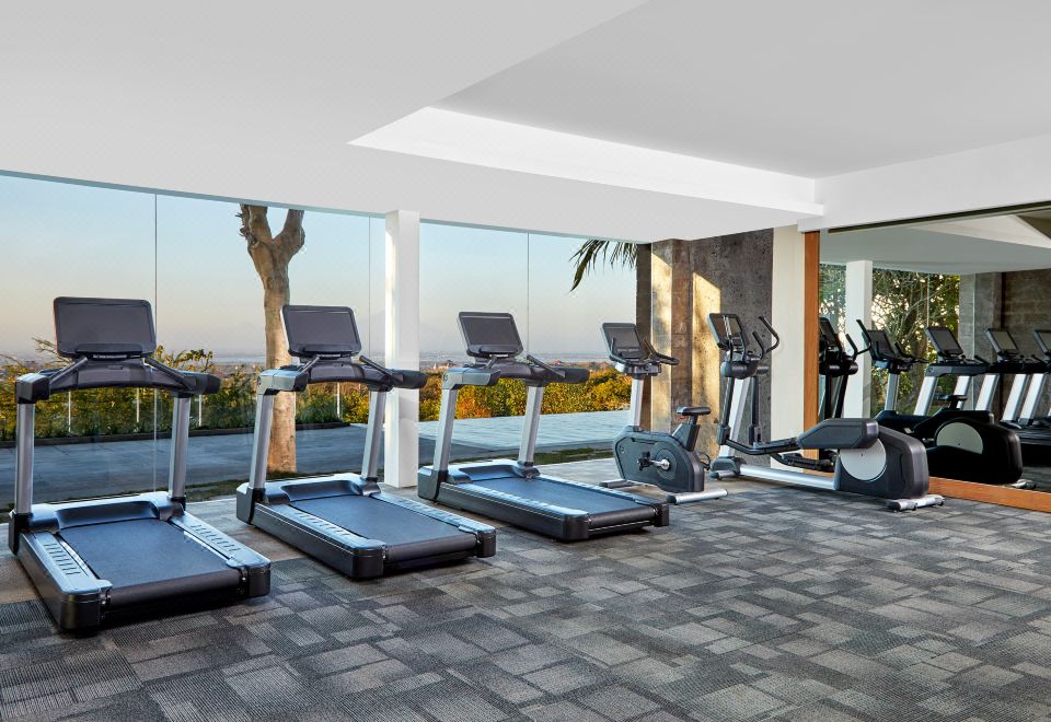 [포 포인츠 바이 쉐라톤 발리 웅가산의 야외 수영장]