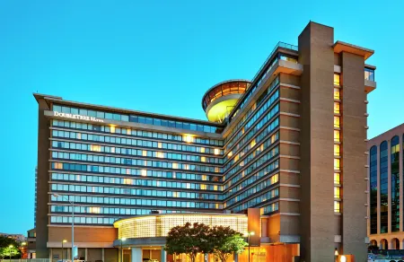 DoubleTree by Hilton Washington DC – Crystal City Отели рядом с достопримечательностью «Могила Неизвестного Солдата»