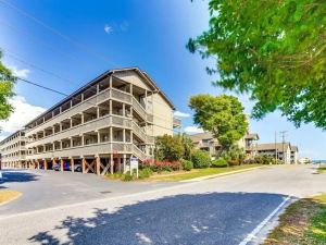 Spacious Modern Condo - 1st Floor - One Block to the Beach