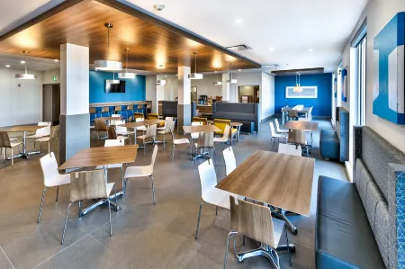 Holiday Inn Express & Suites Trois-Rivieres Ouest Отели рядом с достопримечательностью «Парк Сарсель»