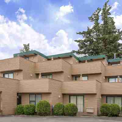 Ramada by Wyndham Quesnel Hotel Exterior