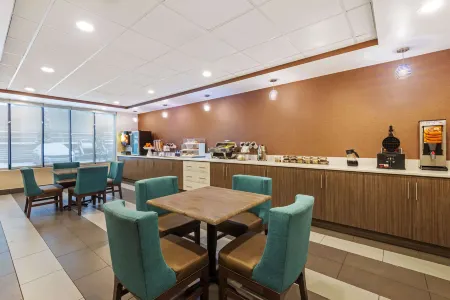 La Quinta Inn & Suites by Wyndham Jamestown Отели в г. Бемус Пойнт