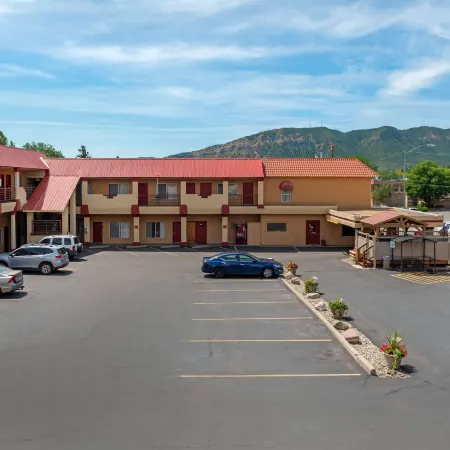 Econo Lodge Inn & Suites