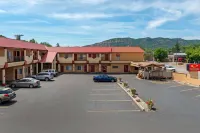 Econo Lodge Inn & Suites - parking