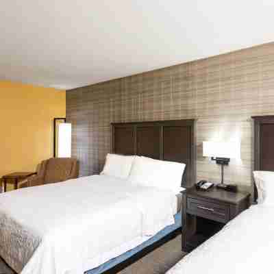 Hampton Inn Holland Rooms