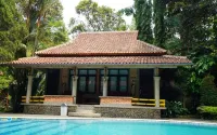 Kampung Wisata Cinangneng Hotel di Ciampea