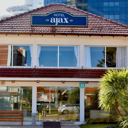 Hotel Ajax Отели рядом с достопримечательностью «Пляж Манса»
