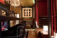 Drake Longchamp - bar