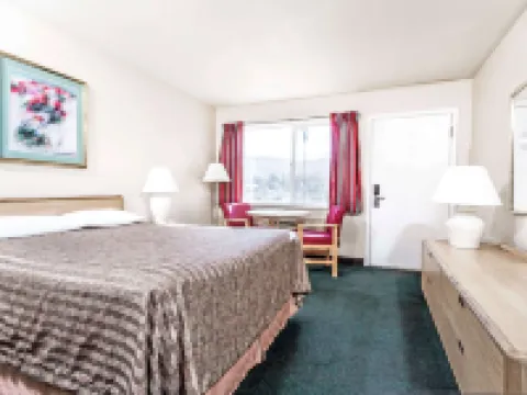 Travelodge by Wyndham la Grande Hotels in Union County