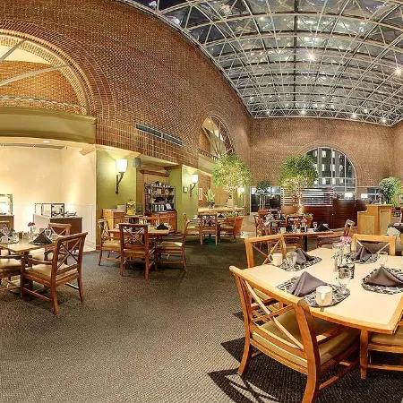 Sheraton Raleigh Hotel Отели рядом с достопримечательностью «Мемориальная колокольня»
