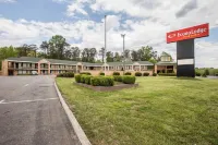 Econo Lodge Inn and Suites - Pilot Mountain