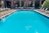 Hilton Parsippany - Pools