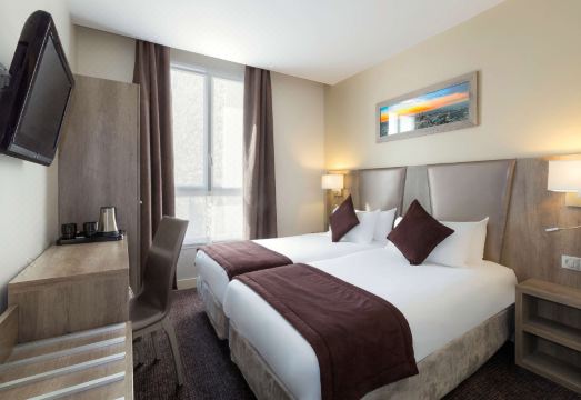 2. 호텔 파리 이탈..