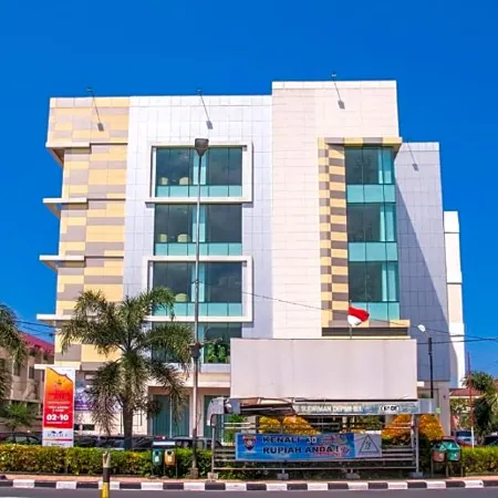 Daima Hotel Padang Отели рядом с достопримечательностью «Пляж Carocok»