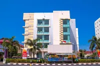 Daima Hotel Padang - piscina